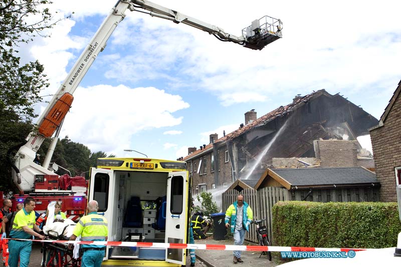 13062511.jpg - FOTOOPDRACHT:Dordrecht:25-06-2013:Een ontploffing in een woning aan de Johan Willem Frisostraat 42 in Dordrecht. De bewoner raakte zwaar gewond of er meerdere gewonden zijn in het rijtjes huizen is niet bekend. De trauma helikopter kwam helpen met de zwaar gewonde man. De brandweer heeft opgeschaald naar zeer groot ramp. De ruime omgeving is afgezet door de politie zodat hulp diensten hun werk kunden doen. De woningen staan op nominatie om gesloopt te worden, vele werden al tijdelijk bewoond. of dit is met de ontploffing te maken heeft is nog niet bekend. Deze digitale foto blijft eigendom van FOTOPERSBURO BUSINK. Wij hanteren de voorwaarden van het N.V.F. en N.V.J. Gebruik van deze foto impliceert dat u bekend bent  en akkoord gaat met deze voorwaarden bij publicatie.EB/ETIENNE BUSINK