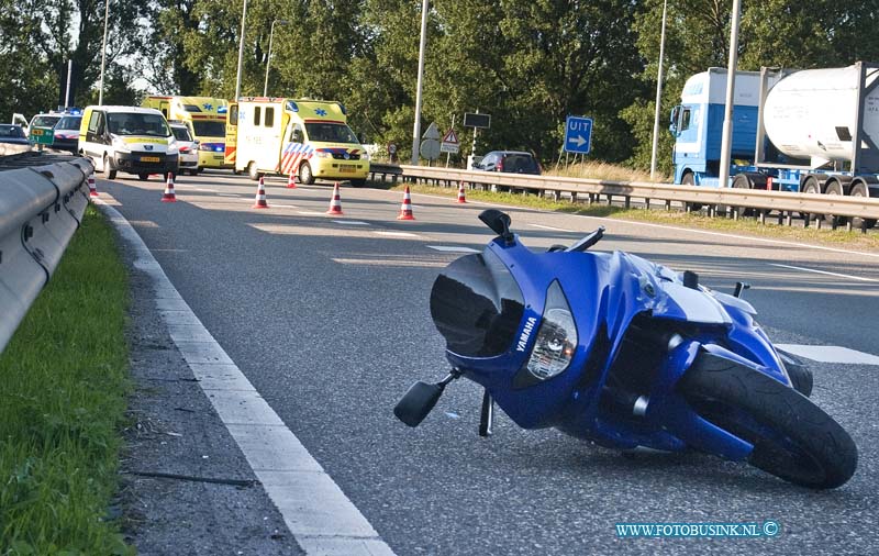 13062512.jpg - FOTOOPDRACHT:Dordrecht:25-06-2013:Op de rondweg N3 is een motorrijdster zwaargewond geraakt na een val bij de oprit staart. De vrouw werd door ambulance personeel over de vangrieel gehesen en naar ziekenhuis gebracht. De N3 is korte tijd afgesloten geweest.Deze digitale foto blijft eigendom van FOTOPERSBURO BUSINK. Wij hanteren de voorwaarden van het N.V.F. en N.V.J. Gebruik van deze foto impliceert dat u bekend bent  en akkoord gaat met deze voorwaarden bij publicatie.EB/ETIENNE BUSINK