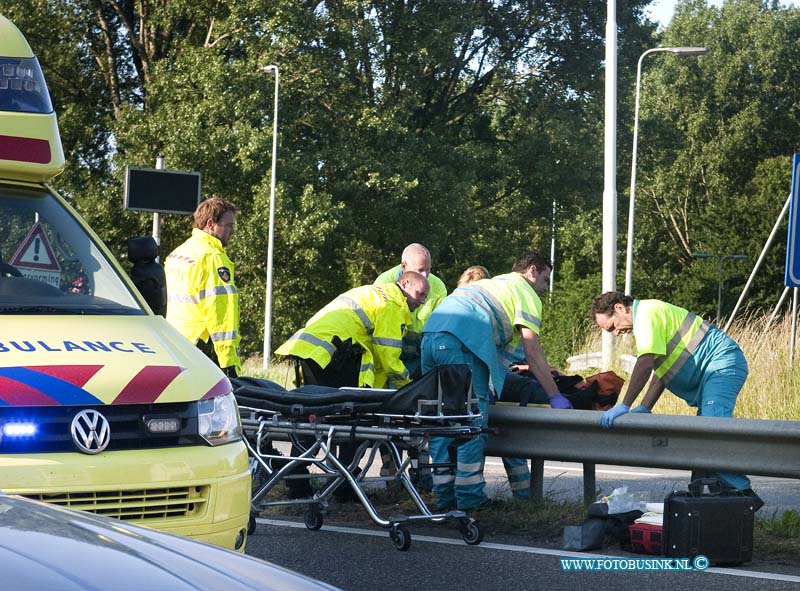 13062513.jpg - FOTOOPDRACHT:Dordrecht:25-06-2013:Op de rondweg N3 is een motorrijdster zwaargewond geraakt na een val bij de oprit staart. De vrouw werd door ambulance personeel over de vangrieel gehesen en naar ziekenhuis gebracht. De N3 is korte tijd afgesloten geweest.Deze digitale foto blijft eigendom van FOTOPERSBURO BUSINK. Wij hanteren de voorwaarden van het N.V.F. en N.V.J. Gebruik van deze foto impliceert dat u bekend bent  en akkoord gaat met deze voorwaarden bij publicatie.EB/ETIENNE BUSINK