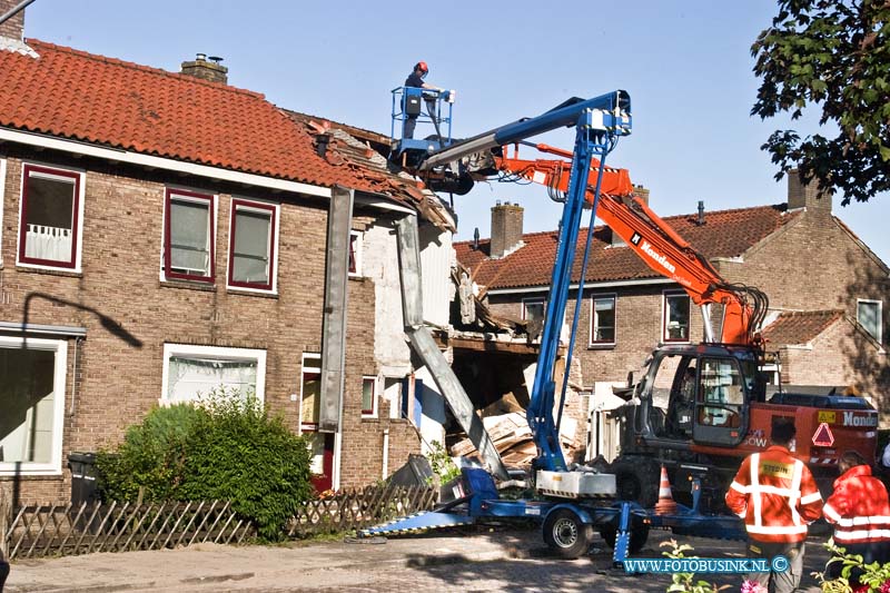 13062517.jpg - FOTOOPDRACHT:Dordrecht:25-06-2013:Een ontploffing in een woning aan de Johan Willem Frisostraat 42 in Dordrecht.  Aan het begin van de avond werd de woning al voor het grootsedeel gesloopt, om instortings gevaar te voorkomen.Deze digitale foto blijft eigendom van FOTOPERSBURO BUSINK. Wij hanteren de voorwaarden van het N.V.F. en N.V.J. Gebruik van deze foto impliceert dat u bekend bent  en akkoord gaat met deze voorwaarden bij publicatie.EB/ETIENNE BUSINK