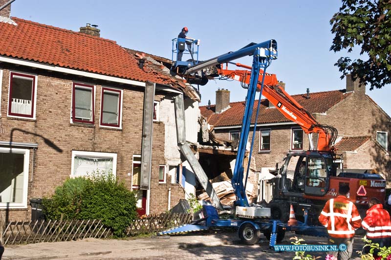 13062517.jpg - FOTOOPDRACHT:Dordrecht:25-06-2013:Een ontploffing in een woning aan de Johan Willem Frisostraat 42 in Dordrecht.  Aan het begin van de avond werd de woning al voor het grootsedeel gesloopt, om instortings gevaar te voorkomen.Deze digitale foto blijft eigendom van FOTOPERSBURO BUSINK. Wij hanteren de voorwaarden van het N.V.F. en N.V.J. Gebruik van deze foto impliceert dat u bekend bent  en akkoord gaat met deze voorwaarden bij publicatie.EB/ETIENNE BUSINK