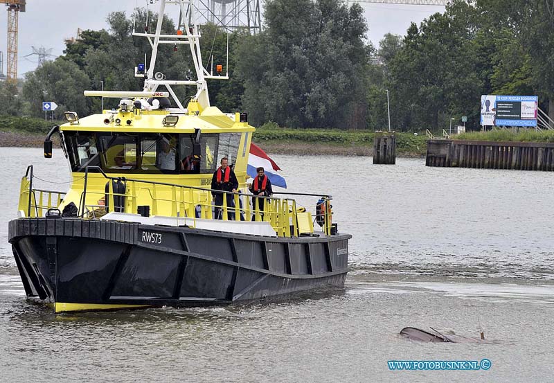 13062901.jpg - FOTOOPDRACHT:papendrecht:29-06-2013:Een vissersbootje is zaterdagmorgen op de Beneden Merwede ter hoogte van Papendrecht overvaren door een plezierjacht uit Sliedrecht. Het bootje sloeg door de botsing om en twee opvarende raakte te water. Een boot van Rijkswaterstaat heeft de twee drenkelingen naar de aanlegsteiger bij het bunkerstation gebracht waar ze door ambulance personeel zijn nagekeken. Beide zijn niet gewond geraakt. Rijkswaterstaat heeft het bootje naar de Gantelhaven gesleept. De politie zal een nader onderzoek instellen naar het ongeval.Deze digitale foto blijft eigendom van FOTOPERSBURO BUSINK. Wij hanteren de voorwaarden van het N.V.F. en N.V.J. Gebruik van deze foto impliceert dat u bekend bent  en akkoord gaat met deze voorwaarden bij publicatie.EB/ETIENNE BUSINK