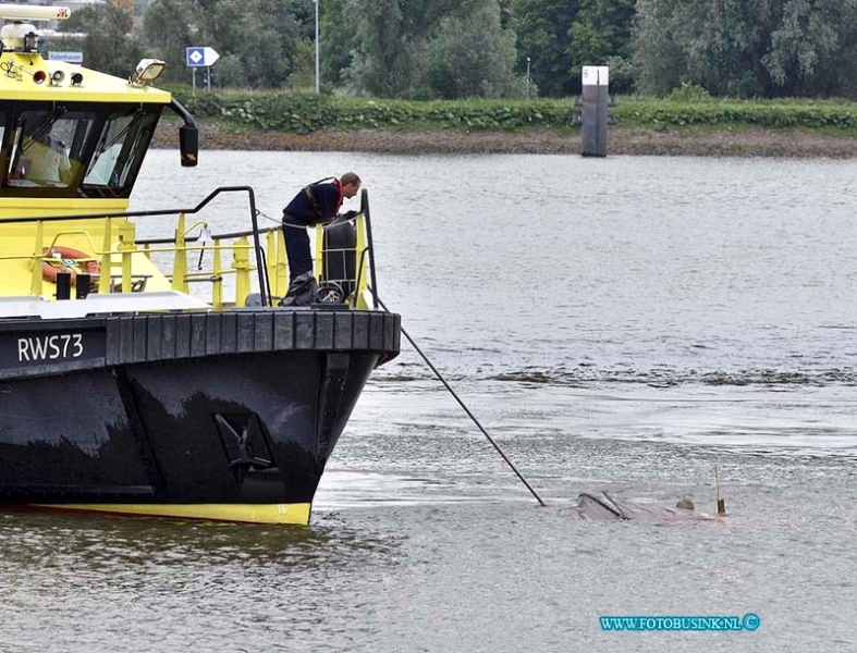 13062902.jpg - FOTOOPDRACHT:papendrecht:29-06-2013:Een vissersbootje is zaterdagmorgen op de Beneden Merwede ter hoogte van Papendrecht overvaren door een plezierjacht uit Sliedrecht. Het bootje sloeg door de botsing om en twee opvarende raakte te water. Een boot van Rijkswaterstaat heeft de twee drenkelingen naar de aanlegsteiger bij het bunkerstation gebracht waar ze door ambulance personeel zijn nagekeken. Beide zijn niet gewond geraakt. Rijkswaterstaat heeft het bootje naar de Gantelhaven gesleept. De politie zal een nader onderzoek instellen naar het ongeval.Deze digitale foto blijft eigendom van FOTOPERSBURO BUSINK. Wij hanteren de voorwaarden van het N.V.F. en N.V.J. Gebruik van deze foto impliceert dat u bekend bent  en akkoord gaat met deze voorwaarden bij publicatie.EB/ETIENNE BUSINK