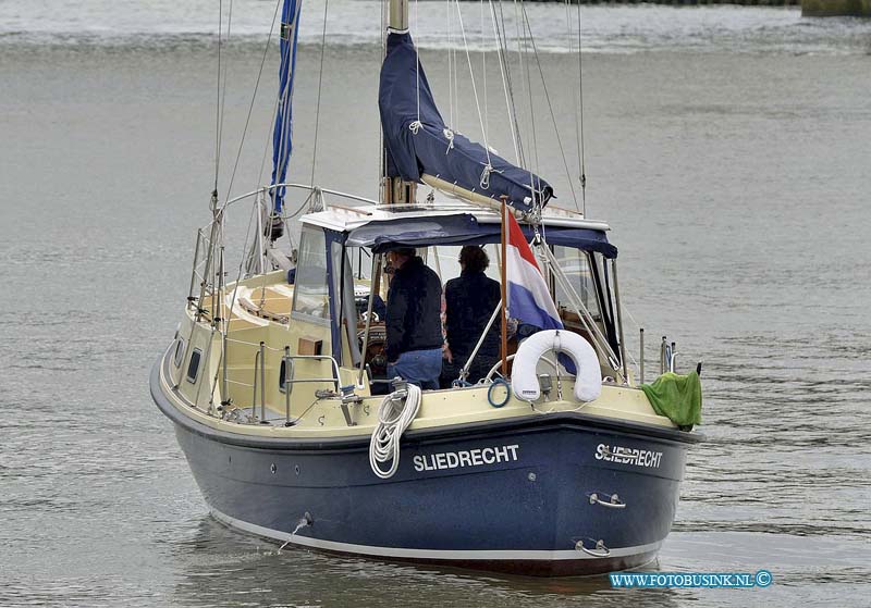 13062903.jpg - FOTOOPDRACHT:papendrecht:29-06-2013:Een vissersbootje is zaterdagmorgen op de Beneden Merwede ter hoogte van Papendrecht overvaren door een plezierjacht uit Sliedrecht. Het bootje sloeg door de botsing om en twee opvarende raakte te water. Een boot van Rijkswaterstaat heeft de twee drenkelingen naar de aanlegsteiger bij het bunkerstation gebracht waar ze door ambulance personeel zijn nagekeken. Beide zijn niet gewond geraakt. Rijkswaterstaat heeft het bootje naar de Gantelhaven gesleept. De politie zal een nader onderzoek instellen naar het ongeval.Deze digitale foto blijft eigendom van FOTOPERSBURO BUSINK. Wij hanteren de voorwaarden van het N.V.F. en N.V.J. Gebruik van deze foto impliceert dat u bekend bent  en akkoord gaat met deze voorwaarden bij publicatie.EB/ETIENNE BUSINK