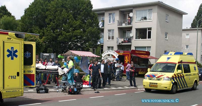 13063002.jpg - FOTOOPDRACHT:Dordrecht:30-06-20132013:Bromfietser wijk uit voor overstekende voetganger en rijdt frontaal tegen een auto, voetganger en bromfietser raakte zwaar gewonden, op de .M.H. Trompweg. 2 ambulances verzorgde gewonden en brachten hun naar het ziekenhuis met spoed. De politie stelde een uitgebreid sporen onderzoeking naar de exacte toedracht van dit ongeval. Deze digitale foto blijft eigendom van FOTOPERSBURO BUSINK. Wij hanteren de voorwaarden van het N.V.F. en N.V.J. Gebruik van deze foto impliceert dat u bekend bent  en akkoord gaat met deze voorwaarden bij publicatie.EB/ETIENNE BUSINK