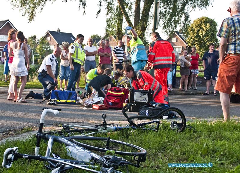 13070801.jpg - FOTOOPDRACHT:Maasdam:08-07-2013:Een wielrenner vergat voorrang te verlenen aan een auto op de trambaan en verongelukte. Een Trauma Team kwam terplaatse om het slachtoffer te stabilizeren. de weg was enkelen uren afgesloten de politie stelt een onderzoek in het slachtoffer is na 3 kwartier in zorgelijk toestand naar een ziekenhuis vervoerd.Deze digitale foto blijft eigendom van FOTOPERSBURO BUSINK. Wij hanteren de voorwaarden van het N.V.F. en N.V.J. Gebruik van deze foto impliceert dat u bekend bent  en akkoord gaat met deze voorwaarden bij publicatie.EB/ETIENNE BUSINK