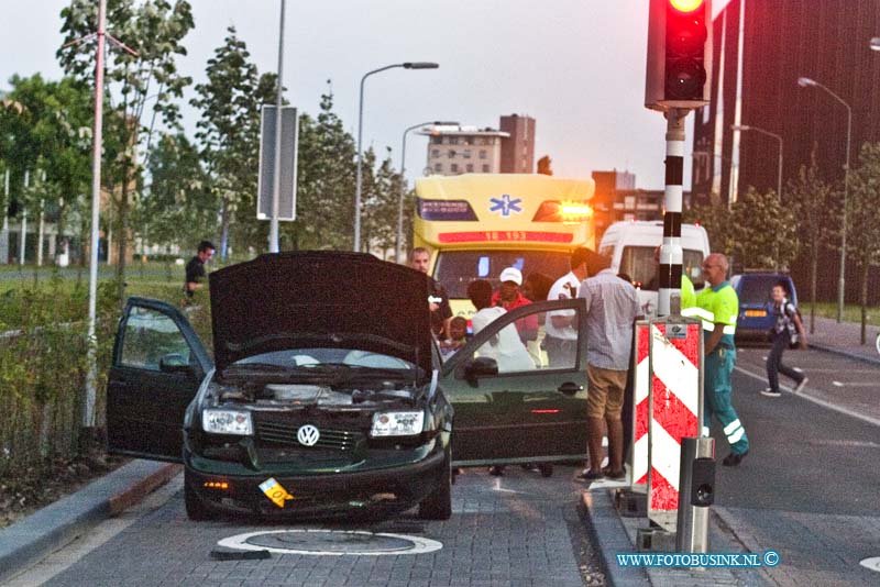 13070803.jpg - FOTOOPDRACHT:Dordrecht:08-07-2013:Na 1 week rijdt er al weer een auto op de nieuwe poller op de Maria Montessorilaan en de Professor Waterinklaan ter hoogte van het Leerpark. De 7 inzittende raakt slechts lichtgewond van de auto, de auto daar in tegen raakte zwaar beschadigd.Deze digitale foto blijft eigendom van FOTOPERSBURO BUSINK. Wij hanteren de voorwaarden van het N.V.F. en N.V.J. Gebruik van deze foto impliceert dat u bekend bent  en akkoord gaat met deze voorwaarden bij publicatie.EB/ETIENNE BUSINK