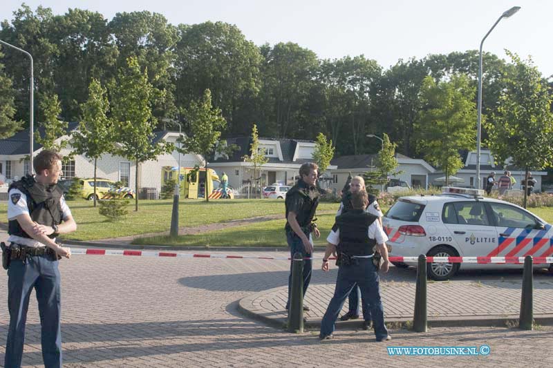 13070901.jpg - FOTOOPDRACHT:Dordrecht:2013:DORDRECHT - In Dordrecht zijn dinsdagavond 9 juli vijf mannen opgepakt na een vechtpartij bij het woonwagenkamp. Mogelijk heeft een van de mensen daarbij een vuurwapen laten zien. De ruzie ging over een bromfiets die te koop werd aangeboden door iemand op het kamp aan de Brandt Buysstraat. Een man wilde de brommer kopen en zei dat hij het geld had overgemaakt. Dinsdagavond kwam hij met drie vrienden de brommer ophalen, maar de man op het kamp wilde contant geld zien. Bij de ruzie zijn rake klappen gevallen. De vier mannen zijn opgepakt voor openlijke geweldpleging. De man op het kamp is ook aangehouden. Er raakte een persoon licht gewond. Ter plaatse waren vele diensten massaal aanwezig, onder meer ambulances en politie. Deze digitale foto blijft eigendom van FOTOPERSBURO BUSINK. Wij hanteren de voorwaarden van het N.V.F. en N.V.J. Gebruik van deze foto impliceert dat u bekend bent  en akkoord gaat met deze voorwaarden bij publicatie.EB/ETIENNE BUSINK