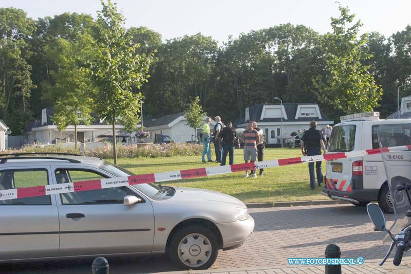 13070902.jpg - FOTOOPDRACHT:Dordrecht:2013:DORDRECHT - In Dordrecht zijn dinsdagavond 9 juli vijf mannen opgepakt na een vechtpartij bij het woonwagenkamp. Mogelijk heeft een van de mensen daarbij een vuurwapen laten zien. De ruzie ging over een bromfiets die te koop werd aangeboden door iemand op het kamp aan de Brandt Buysstraat. Een man wilde de brommer kopen en zei dat hij het geld had overgemaakt. Dinsdagavond kwam hij met drie vrienden de brommer ophalen, maar de man op het kamp wilde contant geld zien. Bij de ruzie zijn rake klappen gevallen. De vier mannen zijn opgepakt voor openlijke geweldpleging. De man op het kamp is ook aangehouden. Er raakte een persoon licht gewond. Ter plaatse waren vele diensten massaal aanwezig, onder meer ambulances en politie. Deze digitale foto blijft eigendom van FOTOPERSBURO BUSINK. Wij hanteren de voorwaarden van het N.V.F. en N.V.J. Gebruik van deze foto impliceert dat u bekend bent  en akkoord gaat met deze voorwaarden bij publicatie.EB/ETIENNE BUSINK