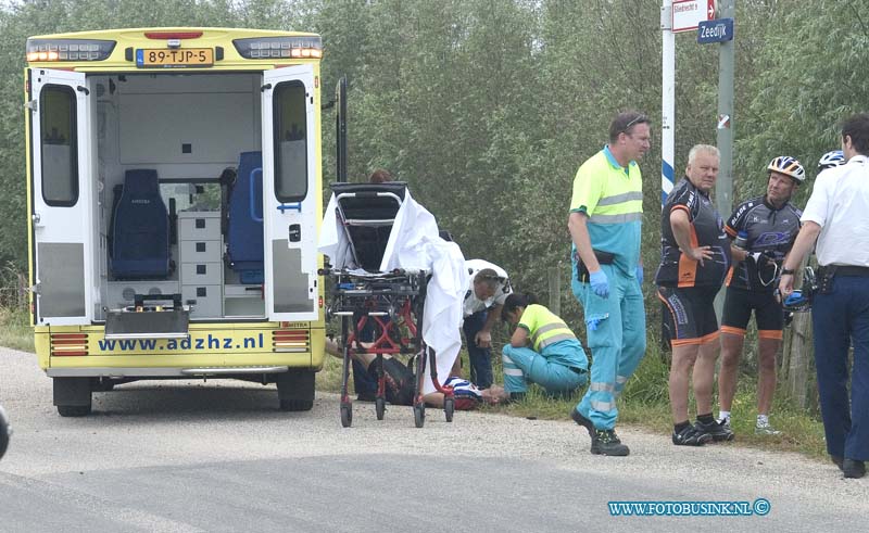 13071401.jpg - FOTOOPDRACHT:Dordrecht:14-072013:Op de zeedijk en de kruising Nieuwe Merwedeweg is van ochtend een wielrenner gewond geraakt door nieuwe slijtlaag die overal in dordt is aangebracht op het asfalt. De nieuwe slijtlaag leverde deze week al tal van ongevalen op. de ambulance heeft de wielrenner voor onderzoek mee naar het ziekenhuis genomen.Deze digitale foto blijft eigendom van FOTOPERSBURO BUSINK. Wij hanteren de voorwaarden van het N.V.F. en N.V.J. Gebruik van deze foto impliceert dat u bekend bent  en akkoord gaat met deze voorwaarden bij publicatie.EB/ETIENNE BUSINK