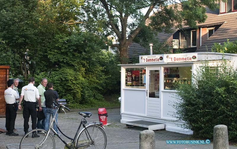 13071501.jpg - FOTOOPDRACHT:Dordrecht:15-07-2013:Bij een overval aan de Groenekruislaan in Dubbeldam bij de snackbar Hhet Dammetje met een vuurwapen er raakte gelukkig niemand gewond, wat het de overvaller opleverde is niet bekend.Deze digitale foto blijft eigendom van FOTOPERSBURO BUSINK. Wij hanteren de voorwaarden van het N.V.F. en N.V.J. Gebruik van deze foto impliceert dat u bekend bent  en akkoord gaat met deze voorwaarden bij publicatie.EB/ETIENNE BUSINK