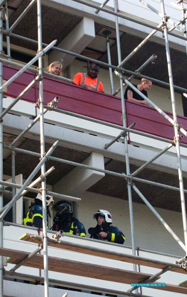 13071503.jpg - FOTOOPDRACHT:Dordrecht:15-07-2013:Bij een brand in een flat woning aan het eisseneisingahof 48 is woning zwaar beschadigd door de brand. De brandweer bluste de brand redelijk snel ondaks her meoilijk bij te komen was. Er was wel veel rook ontwikekling.Deze digitale foto blijft eigendom van FOTOPERSBURO BUSINK. Wij hanteren de voorwaarden van het N.V.F. en N.V.J. Gebruik van deze foto impliceert dat u bekend bent  en akkoord gaat met deze voorwaarden bij publicatie.EB/ETIENNE BUSINK