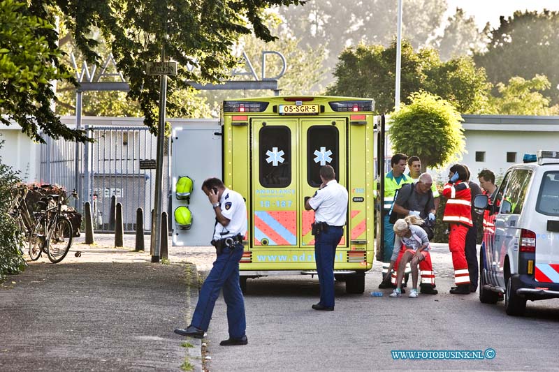 13072101.jpg - FOTOOPDRACHT:Dordrecht:21-07-2013:Bij een ongeval met een zeer jonge skater die ernstig gewond raakte vanmorgen op de badweg in Dordrecht, Kwam de Trauma Helikopter assistentie verlenen aan de 2 ambulances die ter plaatse waren. de jonge skater werd naar het ziekenhuis vervoert na bekeken te zijn door de Trauma arts. Over de toedracht van het ongeval is nog niets bekend.Deze digitale foto blijft eigendom van FOTOPERSBURO BUSINK. Wij hanteren de voorwaarden van het N.V.F. en N.V.J. Gebruik van deze foto impliceert dat u bekend bent  en akkoord gaat met deze voorwaarden bij publicatie.EB/ETIENNE BUSINK