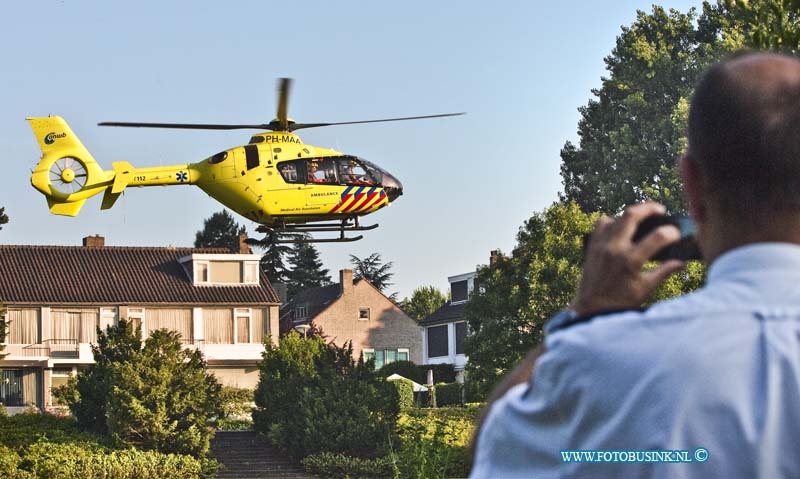 13072102.jpg - FOTOOPDRACHT:Dordrecht:21-07-2013:Bij een ongeval met een zeer jonge skater die ernstig gewond raakte vanmorgen op de badweg in Dordrecht, Kwam de Trauma Helikopter assistentie verlenen aan de 2 ambulances die ter plaatse waren. de jonge skater werd naar het ziekenhuis vervoert na bekeken te zijn door de Trauma arts. Over de toedracht van het ongeval is nog niets bekend.Deze digitale foto blijft eigendom van FOTOPERSBURO BUSINK. Wij hanteren de voorwaarden van het N.V.F. en N.V.J. Gebruik van deze foto impliceert dat u bekend bent  en akkoord gaat met deze voorwaarden bij publicatie.EB/ETIENNE BUSINK