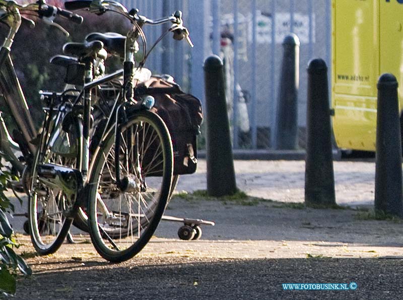 13072103.jpg - FOTOOPDRACHT:Dordrecht:21-07-2013:Bij een ongeval met een zeer jonge skater die ernstig gewond raakte vanmorgen op de badweg in Dordrecht, Kwam de Trauma Helikopter assistentie verlenen aan de 2 ambulances die ter plaatse waren. de jonge skater werd naar het ziekenhuis vervoert na bekeken te zijn door de Trauma arts. Over de toedracht van het ongeval is nog niets bekend.Deze digitale foto blijft eigendom van FOTOPERSBURO BUSINK. Wij hanteren de voorwaarden van het N.V.F. en N.V.J. Gebruik van deze foto impliceert dat u bekend bent  en akkoord gaat met deze voorwaarden bij publicatie.EB/ETIENNE BUSINK