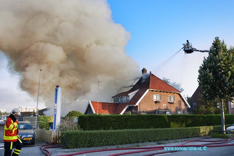 13072104.jpg - FOTOOPDRACHT:Dordrecht:21-07-2013:Een groot uitslaande brand in de woonboerderij van de fam. De Bruin aan De Stevensweg heeft de monumentale boerderij compleet verwoest. De aangrenzende woning kon voor het grootste deel behouden worden door de snel optredende brandweer die gelijk grootte brand op schaalde. De brandweer was de gehele ochtend bezig met nablussen. De bewoners van de boerderij waren op het moment van de brand met vakantie.Deze digitale foto blijft eigendom van FOTOPERSBURO BUSINK. Wij hanteren de voorwaarden van het N.V.F. en N.V.J. Gebruik van deze foto impliceert dat u bekend bent  en akkoord gaat met deze voorwaarden bij publicatie.EB/ETIENNE BUSINK