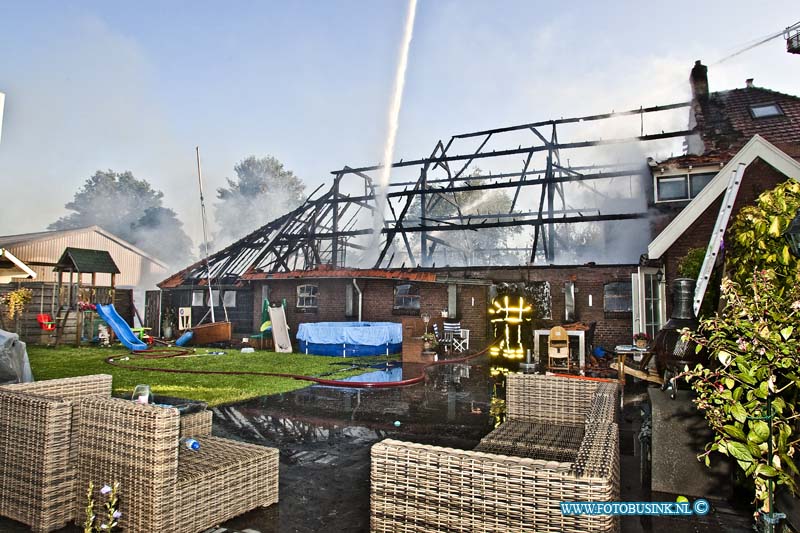 13072105.jpg - FOTOOPDRACHT:Dordrecht:21-07-2013:Een groot uitslaande brand in de woonboerderij van de fam. De Bruin aan De Stevensweg heeft de monumentale boerderij compleet verwoest. De aangrenzende woning kon voor het grootste deel behouden worden door de snel optredende brandweer die gelijk grootte brand op schaalde. De brandweer was de gehele ochtend bezig met nablussen. De bewoners van de boerderij waren op het moment van de brand met vakantie.Deze digitale foto blijft eigendom van FOTOPERSBURO BUSINK. Wij hanteren de voorwaarden van het N.V.F. en N.V.J. Gebruik van deze foto impliceert dat u bekend bent  en akkoord gaat met deze voorwaarden bij publicatie.EB/ETIENNE BUSINK