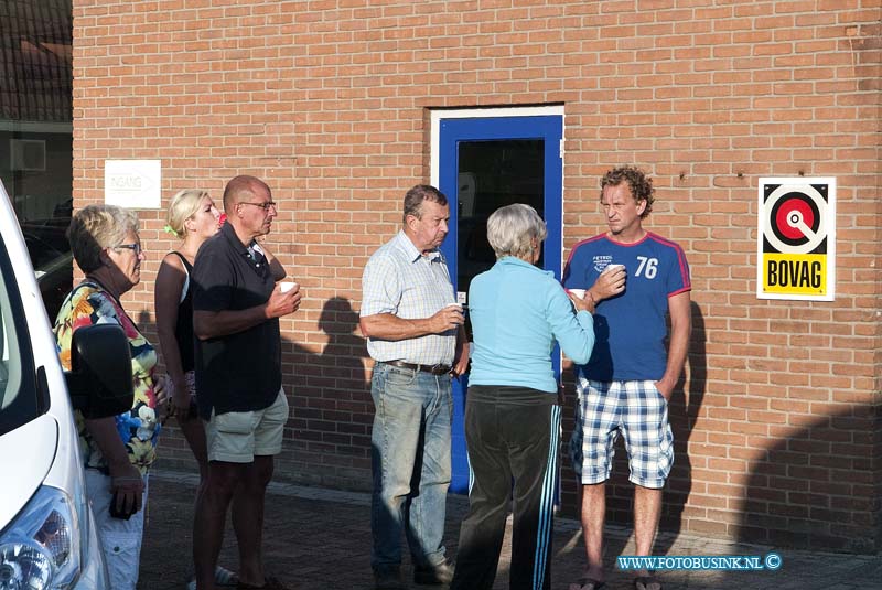 13072106.jpg - FOTOOPDRACHT:Dordrecht:21-07-2013:De familie De Bruin kijt geschroken toe hoe de boederij in brand op gaat.Een groot uitslaande brand in de woonboerderij van de fam. De Bruin aan De Stevensweg heeft de monumentale boerderij compleet verwoest. De aangrenzende woning kon voor het grootste deel behouden worden door de snel optredende brandweer die gelijk grootte brand op schaalde. De brandweer was de gehele ochtend bezig met nablussen. De bewoners van de boerderij waren op het moment van de brand met vakantie.Deze digitale foto blijft eigendom van FOTOPERSBURO BUSINK. Wij hanteren de voorwaarden van het N.V.F. en N.V.J. Gebruik van deze foto impliceert dat u bekend bent  en akkoord gaat met deze voorwaarden bij publicatie.EB/ETIENNE BUSINK