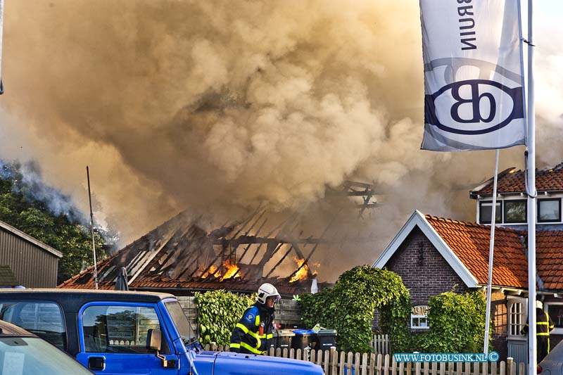 13072107.jpg - FOTOOPDRACHT:Dordrecht:21-07-2013:Een groot uitslaande brand in de woonboerderij van de fam. De Bruin aan De Stevensweg heeft de monumentale boerderij compleet verwoest. De aangrenzende woning kon voor het grootste deel behouden worden door de snel optredende brandweer die gelijk grootte brand op schaalde. De brandweer was de gehele ochtend bezig met nablussen. De bewoners van de boerderij waren op het moment van de brand met vakantie.Deze digitale foto blijft eigendom van FOTOPERSBURO BUSINK. Wij hanteren de voorwaarden van het N.V.F. en N.V.J. Gebruik van deze foto impliceert dat u bekend bent  en akkoord gaat met deze voorwaarden bij publicatie.EB/ETIENNE BUSINK