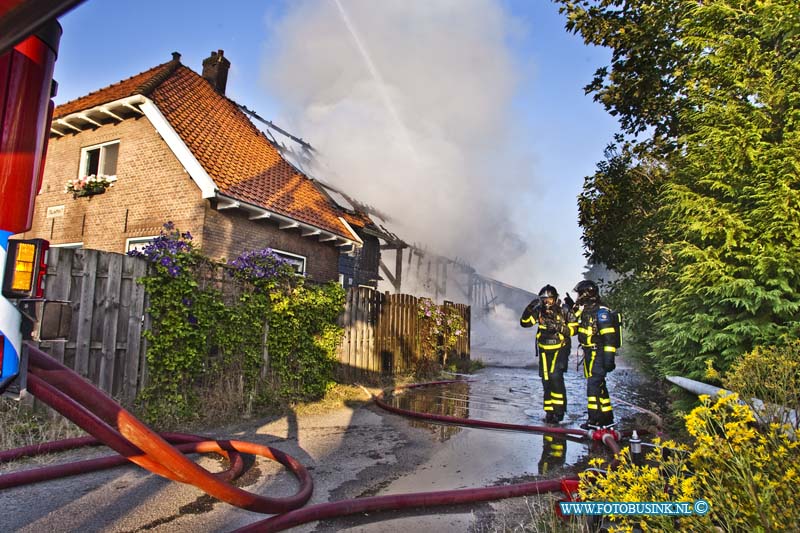 13072108.jpg - FOTOOPDRACHT:Dordrecht:21-07-2013:Een groot uitslaande brand in de woonboerderij van de fam. De Bruin aan De Stevensweg heeft de monumentale boerderij compleet verwoest. De aangrenzende woning kon voor het grootste deel behouden worden door de snel optredende brandweer die gelijk grootte brand op schaalde. De brandweer was de gehele ochtend bezig met nablussen. De bewoners van de boerderij waren op het moment van de brand met vakantie.Deze digitale foto blijft eigendom van FOTOPERSBURO BUSINK. Wij hanteren de voorwaarden van het N.V.F. en N.V.J. Gebruik van deze foto impliceert dat u bekend bent  en akkoord gaat met deze voorwaarden bij publicatie.EB/ETIENNE BUSINK