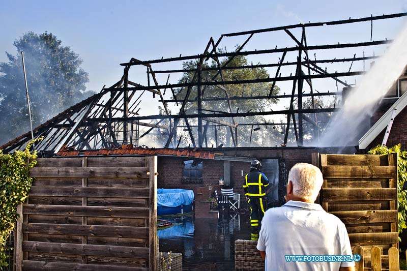 13072109.jpg - FOTOOPDRACHT:Dordrecht:21-07-2013:De familie De Bruin kijt geschroken toe hoe de boederij in brand op gaat.Een groot uitslaande brand in de woonboerderij van de fam. De Bruin aan De Stevensweg heeft de monumentale boerderij compleet verwoest. De aangrenzende woning kon voor het grootste deel behouden worden door de snel optredende brandweer die gelijk grootte brand op schaalde. De brandweer was de gehele ochtend bezig met nablussen. De bewoners van de boerderij waren op het moment van de brand met vakantie.Deze digitale foto blijft eigendom van FOTOPERSBURO BUSINK. Wij hanteren de voorwaarden van het N.V.F. en N.V.J. Gebruik van deze foto impliceert dat u bekend bent  en akkoord gaat met deze voorwaarden bij publicatie.EB/ETIENNE BUSINK