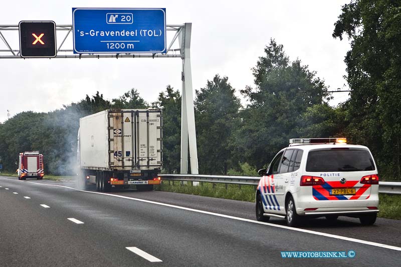 13080701.jpg - FOTOOPDRACHT:Dordrecht:07-08-2013:Vrachtwagen in brand A16 Aan het begin van de avond raakte bij een vrachtwagen de wielen in brand, onder begeleiding van de brandweer en politie reed de vrachtwagen naar de afrit A16 / Rondweg  N3 al waar hulpdiensten hun werk konden doen, van de rijksweg werd 1 rijbaan afgesloten er ontstond een file door deze brand.Deze digitale foto blijft eigendom van FOTOPERSBURO BUSINK. Wij hanteren de voorwaarden van het N.V.F. en N.V.J. Gebruik van deze foto impliceert dat u bekend bent  en akkoord gaat met deze voorwaarden bij publicatie.EB/ETIENNE BUSINK