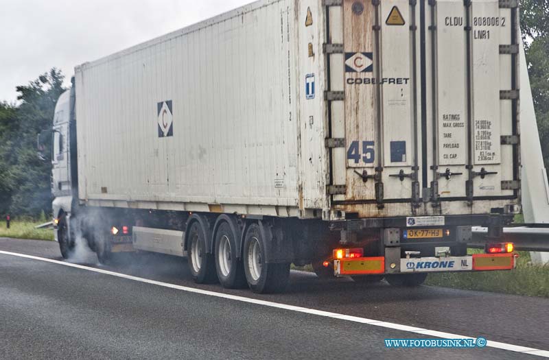 13080702.jpg - FOTOOPDRACHT:Dordrecht:07-08-2013:Vrachtwagen in brand A16 Aan het begin van de avond raakte bij een vrachtwagen de wielen in brand, onder begeleiding van de brandweer en politie reed de vrachtwagen naar de afrit A16 / Rondweg  N3 al waar hulpdiensten hun werk konden doen, van de rijksweg werd 1 rijbaan afgesloten er ontstond een file door deze brand.Deze digitale foto blijft eigendom van FOTOPERSBURO BUSINK. Wij hanteren de voorwaarden van het N.V.F. en N.V.J. Gebruik van deze foto impliceert dat u bekend bent  en akkoord gaat met deze voorwaarden bij publicatie.EB/ETIENNE BUSINK