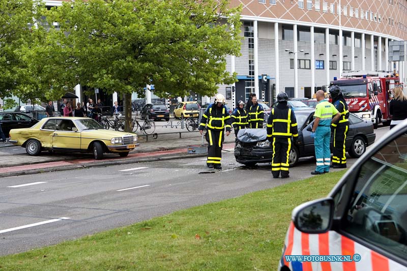 13080703.jpg - FOTOOPDRACHT:Dordrecht:07-08-2013:Aan het begin van de avond is op de Korte Parallelweg een aanrijding gebeurt tussen 2 personen auto's, beide bestuurders raakt slecht licht gewond. De Mercedes raakt de macht over het stuur kwijt en kwam zo door de middenberm op de verkeerde weg helft te recht de bestuurder van de andere auto kon de Mercedes niet meer ontwijken.Deze digitale foto blijft eigendom van FOTOPERSBURO BUSINK. Wij hanteren de voorwaarden van het N.V.F. en N.V.J. Gebruik van deze foto impliceert dat u bekend bent  en akkoord gaat met deze voorwaarden bij publicatie.EB/ETIENNE BUSINK