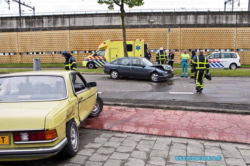 13080704.jpg - FOTOOPDRACHT:Dordrecht:07-08-2013:Aan het begin van de avond is op de Korte Parallelweg een aanrijding gebeurt tussen 2 personen auto's, beide bestuurders raakt slecht licht gewond. De Mercedes raakt de macht over het stuur kwijt en kwam zo door de middenberm op de verkeerde weg helft te recht de bestuurder van de andere auto kon de Mercedes niet meer ontwijken.Deze digitale foto blijft eigendom van FOTOPERSBURO BUSINK. Wij hanteren de voorwaarden van het N.V.F. en N.V.J. Gebruik van deze foto impliceert dat u bekend bent  en akkoord gaat met deze voorwaarden bij publicatie.EB/ETIENNE BUSINK