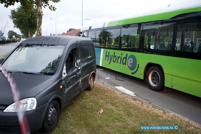 13080706.jpg - FOTOOPDRACHT:Dordrecht:07-08-2013:Bij een aanrijding tussen een stadsbus en een bestelauto is vanavond rond 21.00 uur een man gewond geraakt, de Merwedestraat was richting de start geheel afgesloten. de politie stelde een uitgebreid sporen onderzoek in naar de toedracht van dit bizarre ongeval.Deze digitale foto blijft eigendom van FOTOPERSBURO BUSINK. Wij hanteren de voorwaarden van het N.V.F. en N.V.J. Gebruik van deze foto impliceert dat u bekend bent  en akkoord gaat met deze voorwaarden bij publicatie.EB/ETIENNE BUSINK