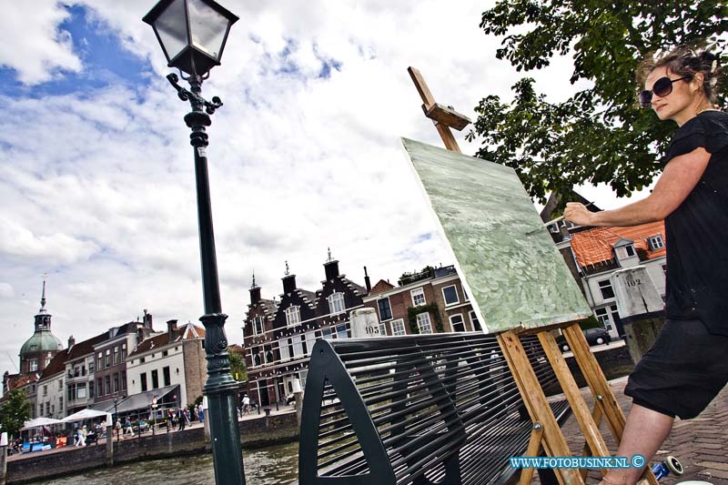 13081001.jpg - FOTOOPDRACHT:Dordrecht:10-08-2013:La Place d'Ary op het Groothoofd Dordrecht. Beeldhouwen voor kinderen met Adriënne van Duivenbode en Noschka Peijpers Deze digitale foto blijft eigendom van FOTOPERSBURO BUSINK. Wij hanteren de voorwaarden van het N.V.F. en N.V.J. Gebruik van deze foto impliceert dat u bekend bent  en akkoord gaat met deze voorwaarden bij publicatie.EB/ETIENNE BUSINK