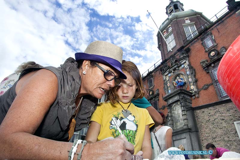 13081004.jpg - FOTOOPDRACHT:Dordrecht:10-08-2013:La Place d'Ary op het Groothoofd Dordrecht. Beeldhouwen voor kinderen met Adriënne van Duivenbode en Noschka Peijpers Deze digitale foto blijft eigendom van FOTOPERSBURO BUSINK. Wij hanteren de voorwaarden van het N.V.F. en N.V.J. Gebruik van deze foto impliceert dat u bekend bent  en akkoord gaat met deze voorwaarden bij publicatie.EB/ETIENNE BUSINK