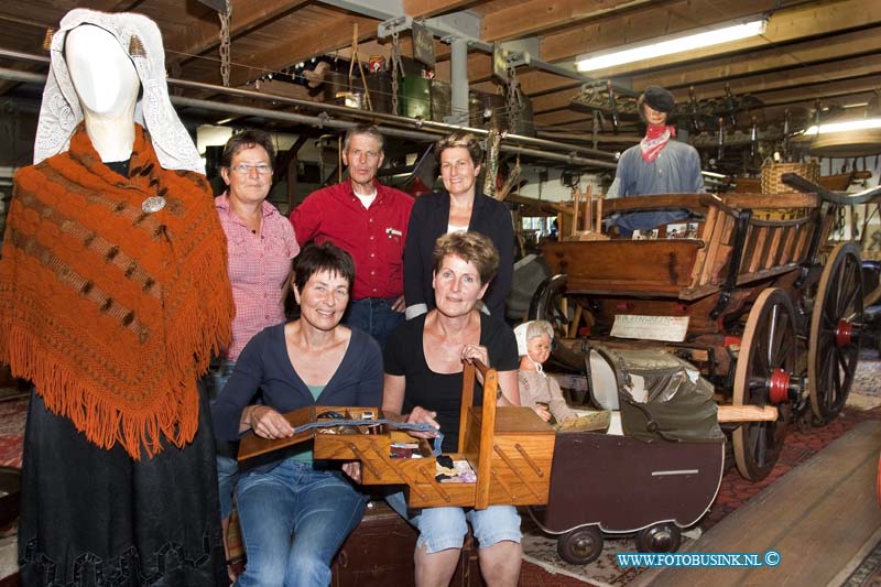 13081403.jpg - FOTOOPDRACHT:Zwijndrecht:14-08-2013:Aan de Langeweg 392 museum De Bonte verzameling van Boerengoed. In de serie Verzamelaar op Trefpunt mevrouw Holster. Haar inmiddels overleden ouders verzamelden van alles over het boerenleven. Achter van links naar rechts: Tine, jan, jeannette voor links: Joke rechts riaDeze digitale foto blijft eigendom van FOTOPERSBURO BUSINK. Wij hanteren de voorwaarden van het N.V.F. en N.V.J. Gebruik van deze foto impliceert dat u bekend bent  en akkoord gaat met deze voorwaarden bij publicatie.EB/ETIENNE BUSINK