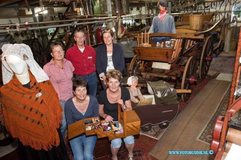 13081404.jpg - FOTOOPDRACHT:Zwijndrecht:14-08-2013:Aan de Langeweg 392 museum De Bonte verzameling van Boerengoed. In de serie Verzamelaar op Trefpunt mevrouw Holster. Haar inmiddels overleden ouders verzamelden van alles over het boerenleven. Achter van links naar rechts: Tine, jan, jeannette voor links: Joke rechts riaDeze digitale foto blijft eigendom van FOTOPERSBURO BUSINK. Wij hanteren de voorwaarden van het N.V.F. en N.V.J. Gebruik van deze foto impliceert dat u bekend bent  en akkoord gaat met deze voorwaarden bij publicatie.EB/ETIENNE BUSINK