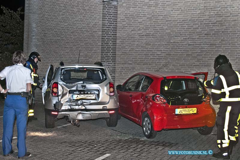 13090801.jpg - FOTOOPDRACHT:Dordrecht:08-09-2013: Een dronken bestuurder ramt auto's tegen huis van der broekerf dordrecht de auto ramde 2 andere auto die geparkeerd stonden die door de harde klap tegel de gevel van het huis botste en de muur flink beschadigde het huis waar de auto's tegen aan kwamen was een huis voor mensen met een beperking de schrik zat er aardig in de bewoners mochten vannacht wel in hun woning blijven er was geen instortings gevaarDeze digitale foto blijft eigendom van FOTOPERSBURO BUSINK. Wij hanteren de voorwaarden van het N.V.F. en N.V.J. Gebruik van deze foto impliceert dat u bekend bent  en akkoord gaat met deze voorwaarden bij publicatie.EB/ETIENNE BUSINK