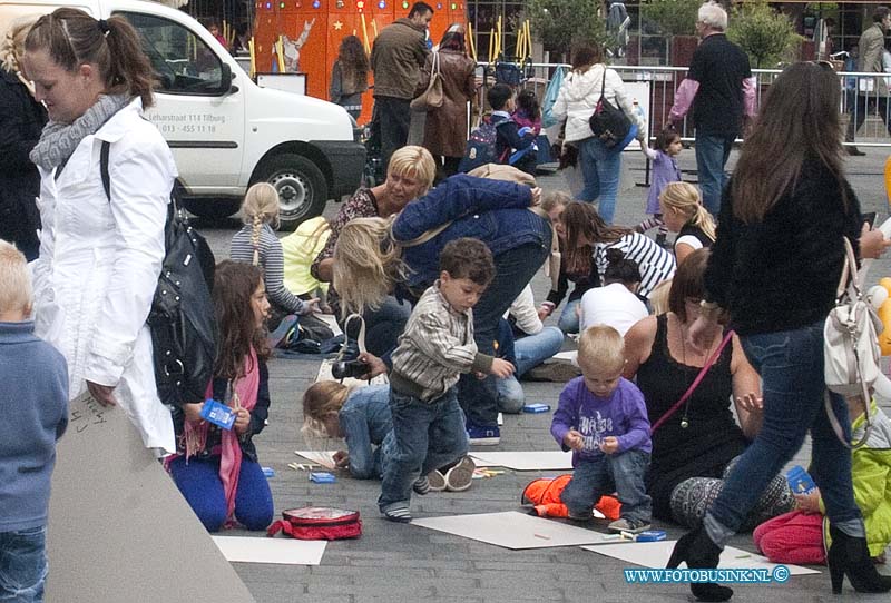 13091101.jpg - FOTOOPDRACHT:Dordrecht:11-09-2013:Bij het Krijten voor Kinderen met stoepkrijt een evenement in het centrum van Dordrecht op het Statenplein werden ook dit jaar weer mooie krijttekeningen gemaakt door de kinderen  ook vermaakt met muziek, een circusworkshop, schminken, een luchtkussen was weer een groot succes! De mooiste tekening kreeg een prijs.Deze digitale foto blijft eigendom van FOTOPERSBURO BUSINK. Wij hanteren de voorwaarden van het N.V.F. en N.V.J. Gebruik van deze foto impliceert dat u bekend bent  en akkoord gaat met deze voorwaarden bij publicatie.EB/ETIENNE BUSINK