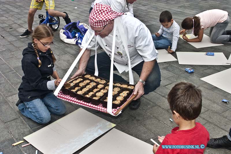 13091102.jpg - FOTOOPDRACHT:Dordrecht:11-09-2013:Bij het Krijten voor Kinderen met stoepkrijt een evenement in het centrum van Dordrecht op het Statenplein werden ook dit jaar weer mooie krijttekeningen gemaakt door de kinderen  ook vermaakt met muziek, een circusworkshop, schminken, een luchtkussen was weer een groot succes! De mooiste tekening kreeg een prijs.Deze digitale foto blijft eigendom van FOTOPERSBURO BUSINK. Wij hanteren de voorwaarden van het N.V.F. en N.V.J. Gebruik van deze foto impliceert dat u bekend bent  en akkoord gaat met deze voorwaarden bij publicatie.EB/ETIENNE BUSINK