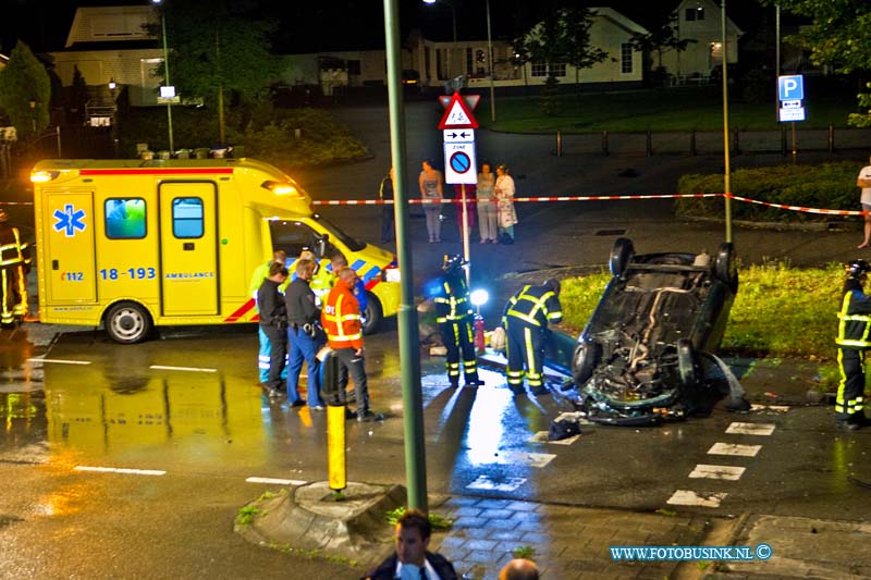 13091201.jpg - FOTOOPDRACHT:Dordrecht:12-09- 2013:Bij een 1 zijdig ongeval op de weeskinderdijk beneden afgelopen nacht raakte diverse personen gewond.Toen de politie een controle van een voertuig wilde doen reed de auto zo van de weeskinderendijk boven af.De auto raakte over de kop en de Brandweer en Ambulance moeten ter plaatse komen om de gewonde personen uit hun benarde positie te bevrijden. de politie stelt een onderzoek in naar de toedracht van dit ongeval.Deze digitale foto blijft eigendom van FOTOPERSBURO BUSINK. Wij hanteren de voorwaarden van het N.V.F. en N.V.J. Gebruik van deze foto impliceert dat u bekend bent  en akkoord gaat met deze voorwaarden bij publicatie.EB/ETIENNE BUSINK