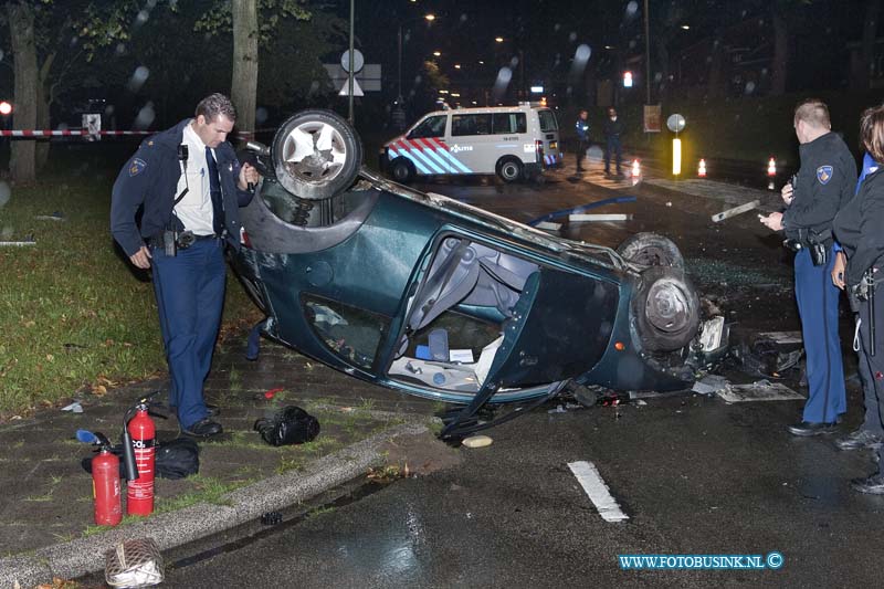 13091202.jpg - FOTOOPDRACHT:Dordrecht:12-09- 2013:Bij een 1 zijdig ongeval op de weeskinderdijk beneden afgelopen nacht raakte diverse personen gewond.Toen de politie een controle van een voertuig wilde doen reed de auto zo van de weeskinderendijk boven af.De auto raakte over de kop en de Brandweer en Ambulance moeten ter plaatse komen om de gewonde personen uit hun benarde positie te bevrijden. de politie stelt een onderzoek in naar de toedracht van dit ongeval.Deze digitale foto blijft eigendom van FOTOPERSBURO BUSINK. Wij hanteren de voorwaarden van het N.V.F. en N.V.J. Gebruik van deze foto impliceert dat u bekend bent  en akkoord gaat met deze voorwaarden bij publicatie.EB/ETIENNE BUSINK