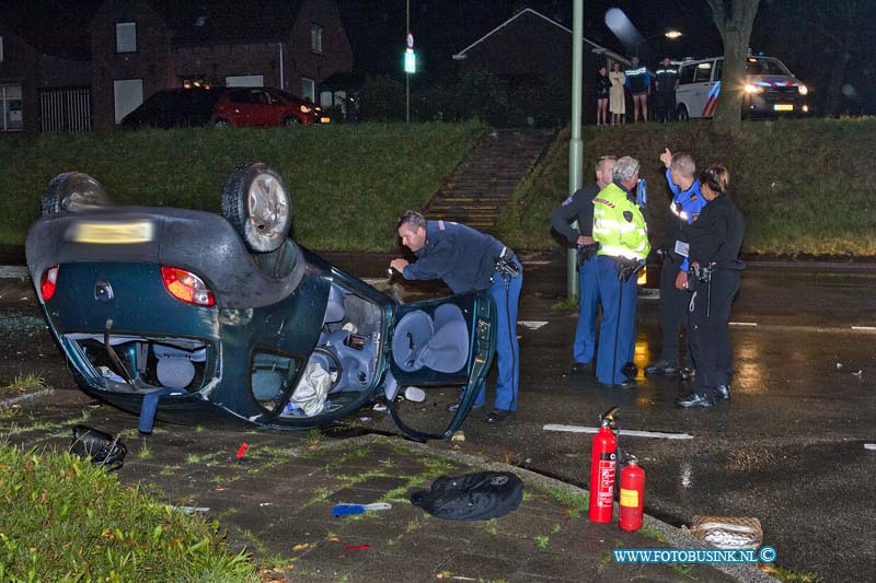 13091203.jpg - FOTOOPDRACHT:Dordrecht:12-09- 2013:Bij een 1 zijdig ongeval op de weeskinderdijk beneden afgelopen nacht raakte diverse personen gewond.Toen de politie een controle van een voertuig wilde doen reed de auto zo van de weeskinderendijk boven af.De auto raakte over de kop en de Brandweer en Ambulance moeten ter plaatse komen om de gewonde personen uit hun benarde positie te bevrijden. de politie stelt een onderzoek in naar de toedracht van dit ongeval.Deze digitale foto blijft eigendom van FOTOPERSBURO BUSINK. Wij hanteren de voorwaarden van het N.V.F. en N.V.J. Gebruik van deze foto impliceert dat u bekend bent  en akkoord gaat met deze voorwaarden bij publicatie.EB/ETIENNE BUSINK