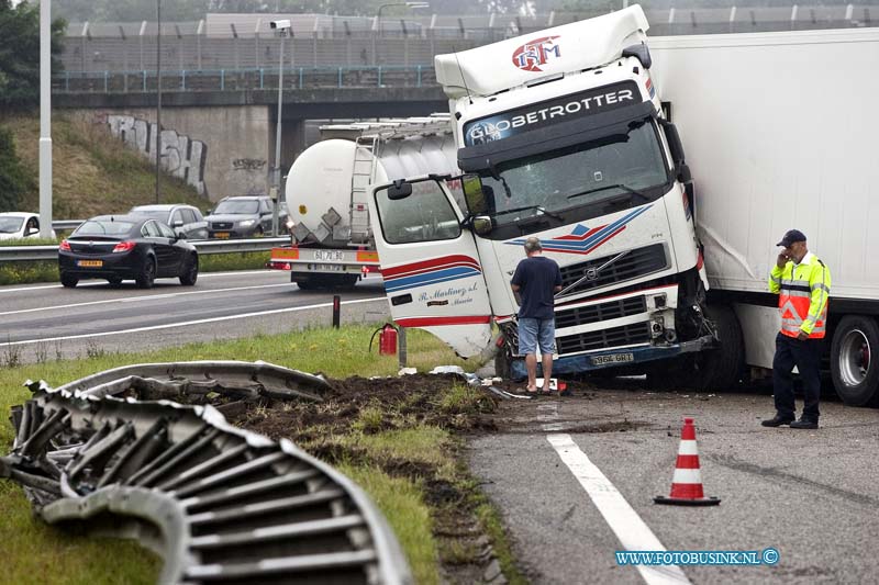 13091301.jpg - FOTOOPDRACHT:Dordrecht:13-09-2013:Op vrijdag 13e is voor deze Spaanse vrachtwagen chauffeur niet zo mooi verlopen toen hij met zijn vrachtwagen combinatie schaarde op de RWA16 t/m van Dordrecht. De oprit van uit Dordrecht en de 2e rechtse tunnelbuizen van de Drechttunnel op de RWA16 zijn langdurig gestremd geweest. Een takel bedrijf gaat de geladen vrachtwagen combinatie bergen. Dit kan nog wel enkelen uren duren voor de weg weer vrij is, ook de vangrail moet nog gemaakt worden voor het verkeer weer veilig kan door stromen.Deze digitale foto blijft eigendom van FOTOPERSBURO BUSINK. Wij hanteren de voorwaarden van het N.V.F. en N.V.J. Gebruik van deze foto impliceert dat u bekend bent  en akkoord gaat met deze voorwaarden bij publicatie.EB/ETIENNE BUSINK