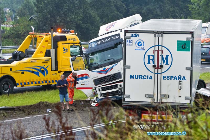 13091302.jpg - FOTOOPDRACHT:Dordrecht:13-09-2013:Op vrijdag 13e is voor deze Spaanse vrachtwagen chauffeur niet zo mooi verlopen toen hij met zijn vrachtwagen combinatie schaarde op de RWA16 t/m van Dordrecht. De oprit van uit Dordrecht en de 2e rechtse tunnelbuizen van de Drechttunnel op de RWA16 zijn langdurig gestremd geweest. Een takel bedrijf gaat de geladen vrachtwagen combinatie bergen. Dit kan nog wel enkelen uren duren voor de weg weer vrij is, ook de vangrail moet nog gemaakt worden voor het verkeer weer veilig kan door stromen.Deze digitale foto blijft eigendom van FOTOPERSBURO BUSINK. Wij hanteren de voorwaarden van het N.V.F. en N.V.J. Gebruik van deze foto impliceert dat u bekend bent  en akkoord gaat met deze voorwaarden bij publicatie.EB/ETIENNE BUSINK