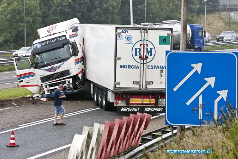 13091303.jpg - FOTOOPDRACHT:Dordrecht:13-09-2013:Op vrijdag 13e is voor deze Spaanse vrachtwagen chauffeur niet zo mooi verlopen toen hij met zijn vrachtwagen combinatie schaarde op de RWA16 t/m van Dordrecht. De oprit van uit Dordrecht en de 2e rechtse tunnelbuizen van de Drechttunnel op de RWA16 zijn langdurig gestremd geweest. Een takel bedrijf gaat de geladen vrachtwagen combinatie bergen. Dit kan nog wel enkelen uren duren voor de weg weer vrij is, ook de vangrail moet nog gemaakt worden voor het verkeer weer veilig kan door stromen.Deze digitale foto blijft eigendom van FOTOPERSBURO BUSINK. Wij hanteren de voorwaarden van het N.V.F. en N.V.J. Gebruik van deze foto impliceert dat u bekend bent  en akkoord gaat met deze voorwaarden bij publicatie.EB/ETIENNE BUSINK