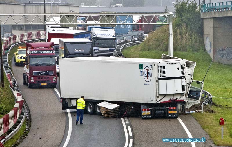 13091304.jpg - FOTOOPDRACHT:Dordrecht:13-09-2013:Op vrijdag 13e is voor deze Spaanse vrachtwagen chauffeur niet zo mooi verlopen toen hij met zijn vrachtwagen combinatie schaarde op de RWA16 t/m van Dordrecht. De oprit van uit Dordrecht en de 2e rechtse tunnelbuizen van de Drechttunnel op de RWA16 zijn langdurig gestremd geweest. Een takel bedrijf gaat de geladen vrachtwagen combinatie bergen. Dit kan nog wel enkelen uren duren voor de weg weer vrij is, ook de vangrail moet nog gemaakt worden voor het verkeer weer veilig kan door stromen.Deze digitale foto blijft eigendom van FOTOPERSBURO BUSINK. Wij hanteren de voorwaarden van het N.V.F. en N.V.J. Gebruik van deze foto impliceert dat u bekend bent  en akkoord gaat met deze voorwaarden bij publicatie.EB/ETIENNE BUSINK