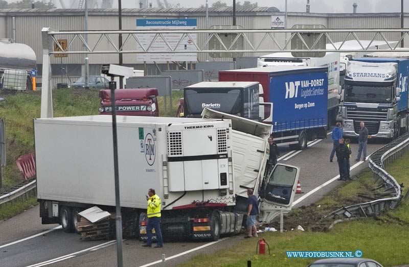 13091305.jpg - FOTOOPDRACHT:Dordrecht:13-09-2013:Op vrijdag 13e is voor deze Spaanse vrachtwagen chauffeur niet zo mooi verlopen toen hij met zijn vrachtwagen combinatie schaarde op de RWA16 t/m van Dordrecht. De oprit van uit Dordrecht en de 2e rechtse tunnelbuizen van de Drechttunnel op de RWA16 zijn langdurig gestremd geweest. Een takel bedrijf gaat de geladen vrachtwagen combinatie bergen. Dit kan nog wel enkelen uren duren voor de weg weer vrij is, ook de vangrail moet nog gemaakt worden voor het verkeer weer veilig kan door stromen.Deze digitale foto blijft eigendom van FOTOPERSBURO BUSINK. Wij hanteren de voorwaarden van het N.V.F. en N.V.J. Gebruik van deze foto impliceert dat u bekend bent  en akkoord gaat met deze voorwaarden bij publicatie.EB/ETIENNE BUSINK