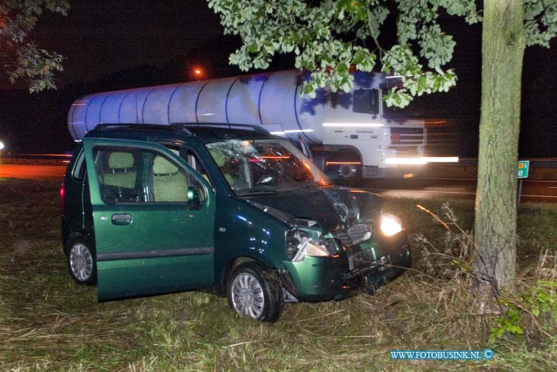 13091402.jpg - FOTOOPDRACHT:Dordrecht:14-09-2013:Op de afrit van de N3 t/h dubbeldam is vanancht een auto tegen een verkeersbord gereden en tegen een boom tot stilstand gekomen. De personen in de auto raakte hierbij gewond twee Ambulance kwamen ter plaatse even als de brandweer. De politie stelt een onderzoek in naar de toedracht van het ongeval.Deze digitale foto blijft eigendom van FOTOPERSBURO BUSINK. Wij hanteren de voorwaarden van het N.V.F. en N.V.J. Gebruik van deze foto impliceert dat u bekend bent  en akkoord gaat met deze voorwaarden bij publicatie.EB/ETIENNE BUSINK