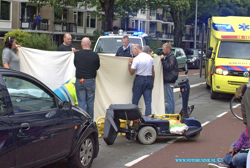 13091404.jpg - FOTOOPDRACHT:Dordrecht:14-09-2013:Op de thorbeckeweg is een scootmobiel aangereden op het zebrapad waarbij de scootmobielrijdster ernstig gewond raakte volgens de bestuurster van de auto kwam de scootmobiel inens de weg op rijden en door een geparkeerde auto zag de automobilist de scootmobiel niet aankomen.Deze digitale foto blijft eigendom van FOTOPERSBURO BUSINK. Wij hanteren de voorwaarden van het N.V.F. en N.V.J. Gebruik van deze foto impliceert dat u bekend bent  en akkoord gaat met deze voorwaarden bij publicatie.EB/ETIENNE BUSINK