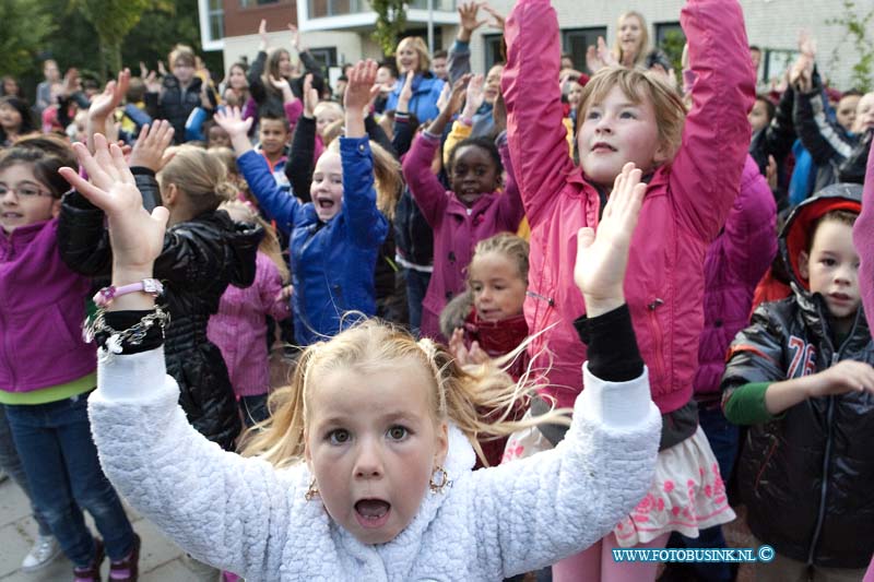 13100201.jpg - FOTOOPDRACHT:Dordrecht:2013:Op De John F. Kennedyschool aan de lokatie Bosstraat in Crabbehof is vanmorgen de kinderboekenweek feestelijk gestart met een openingsdans klaar voor de start op het schoolplein door de groepen 1 t/m 8.Deze digitale foto blijft eigendom van FOTOPERSBURO BUSINK. Wij hanteren de voorwaarden van het N.V.F. en N.V.J. Gebruik van deze foto impliceert dat u bekend bent  en akkoord gaat met deze voorwaarden bij publicatie.EB/ETIENNE BUSINK