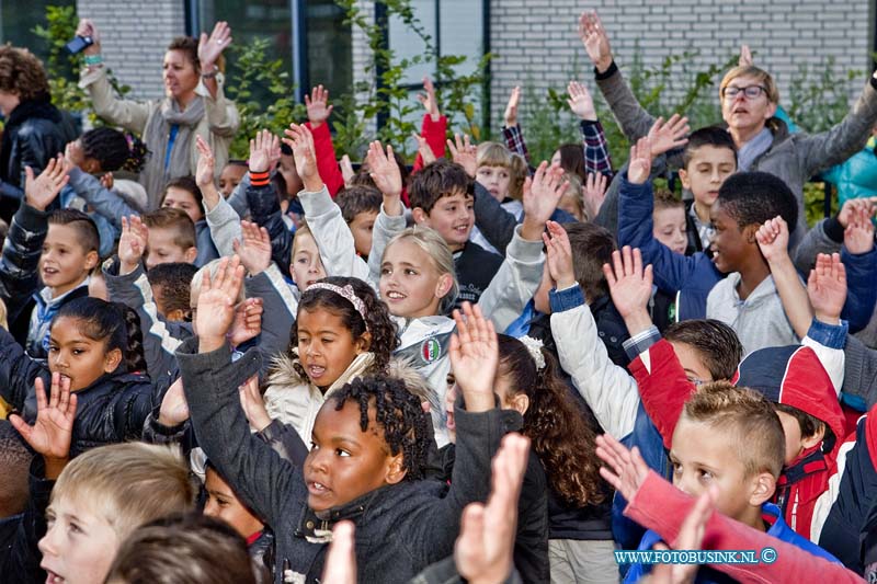 13100202.jpg - FOTOOPDRACHT:Dordrecht:2013:Op De John F. Kennedyschool aan de lokatie Bosstraat in Crabbehof is vanmorgen de kinderboekenweek feestelijk gestart met een openingsdans klaar voor de start op het schoolplein door de groepen 1 t/m 8.Deze digitale foto blijft eigendom van FOTOPERSBURO BUSINK. Wij hanteren de voorwaarden van het N.V.F. en N.V.J. Gebruik van deze foto impliceert dat u bekend bent  en akkoord gaat met deze voorwaarden bij publicatie.EB/ETIENNE BUSINK