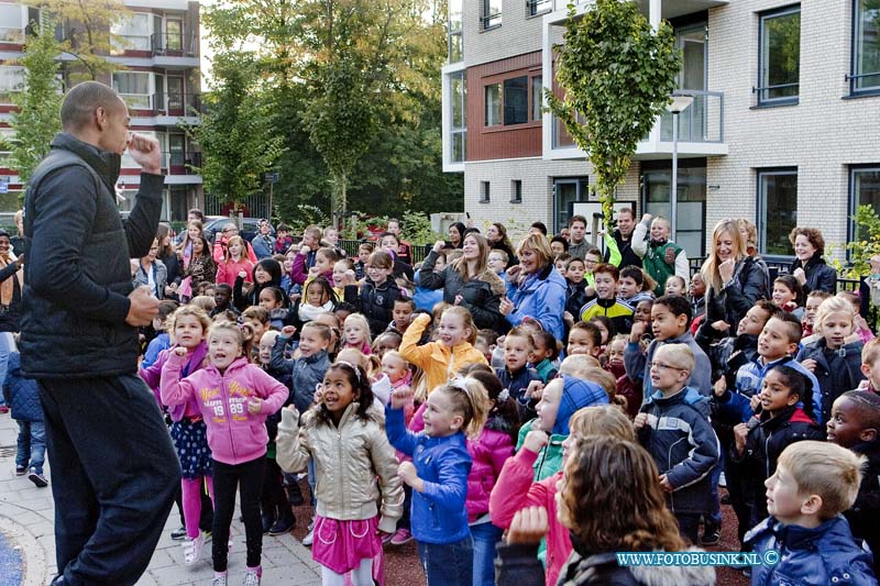 13100203.jpg - FOTOOPDRACHT:Dordrecht:2013:Op De John F. Kennedyschool aan de lokatie Bosstraat in Crabbehof is vanmorgen de kinderboekenweek feestelijk gestart met een openingsdans klaar voor de start op het schoolplein door de groepen 1 t/m 8.Deze digitale foto blijft eigendom van FOTOPERSBURO BUSINK. Wij hanteren de voorwaarden van het N.V.F. en N.V.J. Gebruik van deze foto impliceert dat u bekend bent  en akkoord gaat met deze voorwaarden bij publicatie.EB/ETIENNE BUSINK